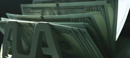 Máquina que cuenta billetes de 100 dólares
