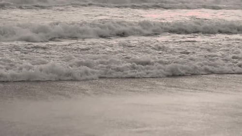 Wellen in Zeitlupe am Strand am späten Abend