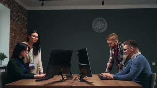 Homens e mulheres trabalhando em escritórios: programadores digitando no computador e chefes estão controlando o trabalho