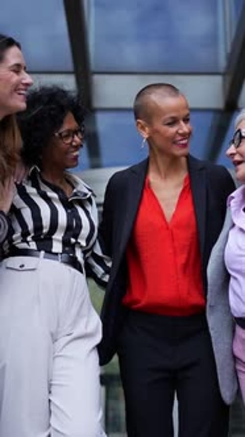 Groupe à angle bas, diverses femmes d'affaires souriantes se sont réunies pour parler joyeusement, faire des gestes et affirmer