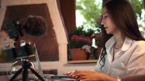 Blogger In Online Class