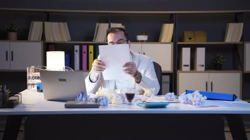 L'homme d'affaires qui travaille de nuit est déprimé.