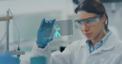 Porträt eines futuristischen Forschers, der den Augmented-Reality-Bildschirm mit Hologrammgrafiken für vi verwendet