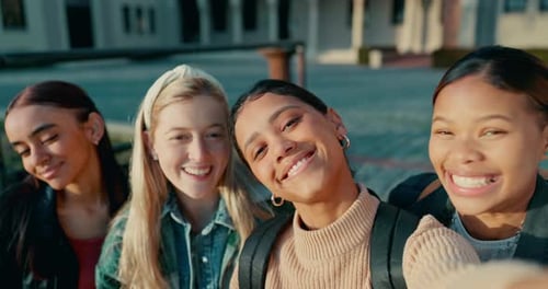 Rindo, rosto e garotas em selfie na escola, faculdade e campus universitário para mídias sociais