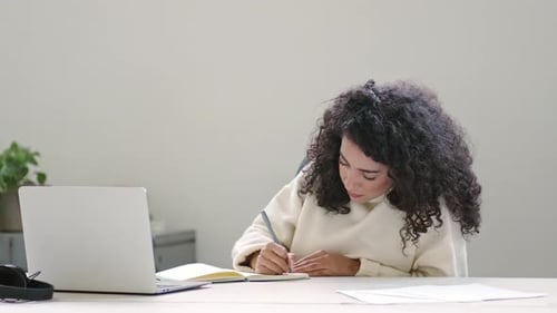 Jeune étudiante latine regardant un webinaire en ligne sur l'apprentissage en ligne sur un ordinateur portable