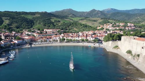 Vista aérea del puerto de Collioure con barcos y costa, Francia.