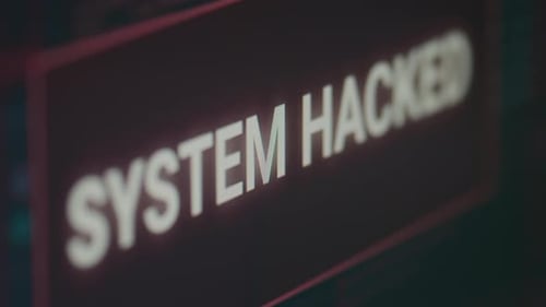 Écran d'ordinateur avec alerte de piratage et panne du système