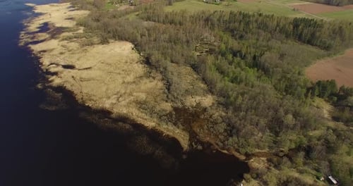 Prairies inondées au lac Burtnieks au début du printemps avec un niveau d'eau élevé