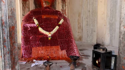 Vidéo de l'ancien temple hanuman hindou prise de jour depuis un angle plat au fort de Kumbhal, Kumbhalgarh Rajas