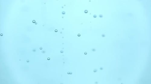 Fundo cosmético de sérum de água azul macro transparente Close Up com bolhas e gel de capim-limão para cuidados com a pele