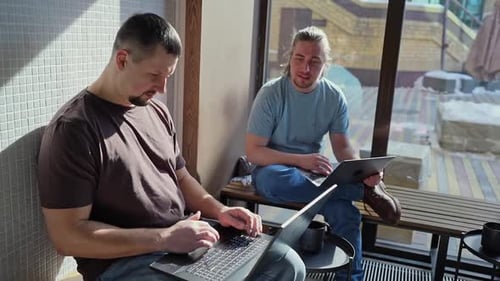 Ingénieurs logiciels travaillant sur des projets et la programmation dans le concept de personnes d'affaires de l'entreprise