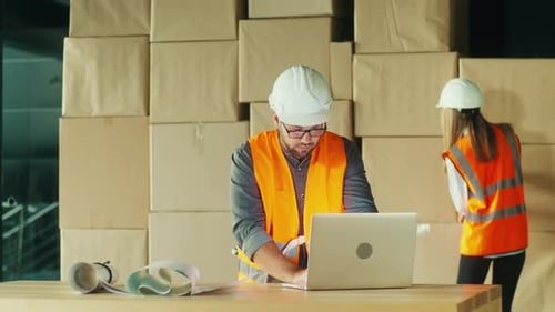 Ingenieur nutzt digitale Tools Moderne Technologie im Projektmanagement