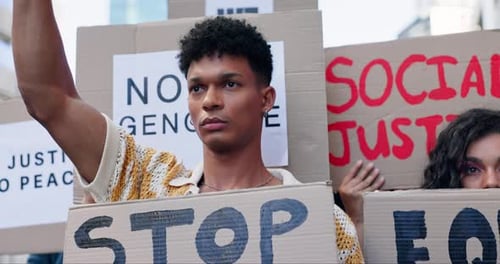 Protesta, personas y grupos en la calle, carteles e igualdad de derechos con justicia social