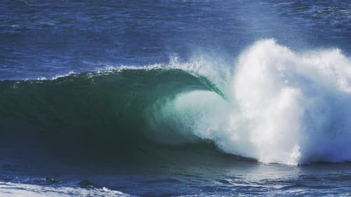 Powerful Ocean Wave Cresting and Breaking Dynamically