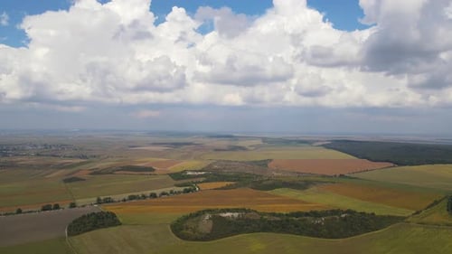 Vue aérienne du paysage panoramique et des nuages au-dessus de l'horizon Drone vole à reculons