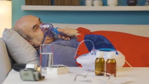 Un vieil homme malade est en crise.