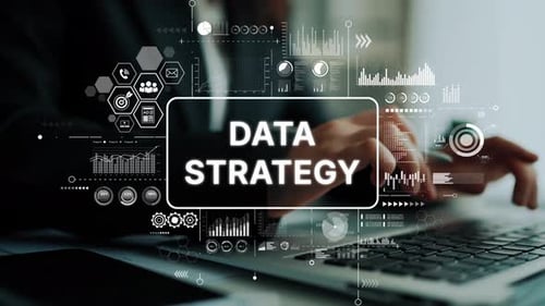 Professionnel des affaires développant une stratégie de données avec des graphiques et des outils numériques pour des informations analytiques