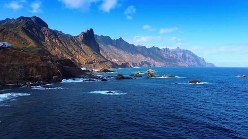 Felsen ragen aus der blauen Wasserlandschaft des Atlantischen Ozeans an der Küste von Teneriffa heraus
