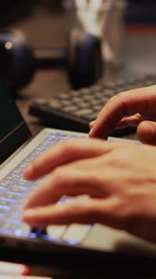 Vidéo verticale Un jeune homme pirate un mot de passe pour briser la sécurité du serveur