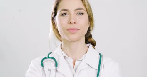 Portrait of a beautiful female doctor smiling showing a perfect smile, on professional clinic. Con