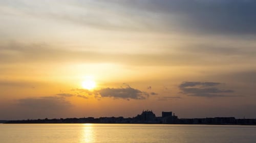Blick auf die Reflexion im Schwarzen Meer vor dem Hintergrund des Himmels und des Sonnenuntergangs