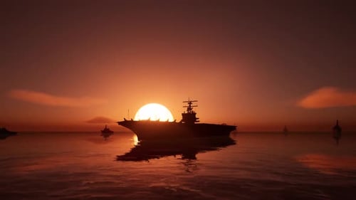 Silhouette eines Flugzeugträgers bei Sonnenuntergang im Meer.