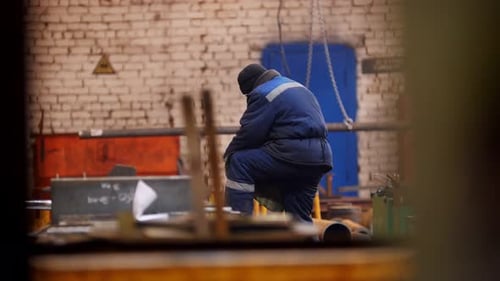 Baustelle Ein Arbeiter sitzt in der Nähe der Hebemaschine
