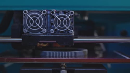 Nahaufnahme von 3D-Druckerdetails während des Herstellungsprozesses