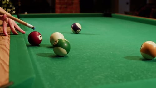 бильярдный стол крупным планом с шарами перед ударом