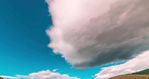 Zeitraffer von Bergwiesen im Sommer oder Herbst, Wilde Natur und ländliches Feld, Wolken, Bewegung