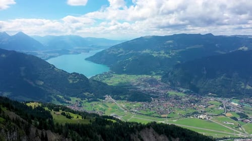 Bela vista do Lago Brienz a partir da trilha Schynige Platte em Bernese Oberland, Cantão de Berna, Suíça