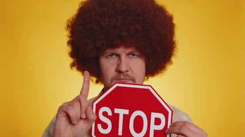Aufschrift „Serious Man Say No Hold“, rotes Warnschild, Warnschild, Warnung vor Ende, unerlaubter Zutritt