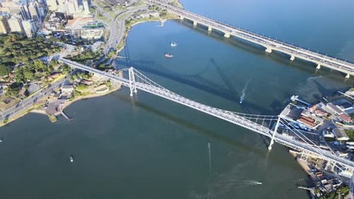 Drohnen-Luftaufnahme von Hercilio Luz Pedro Ivo Campos und der Colombo-Salles-Brücke in Florianópolis, capi