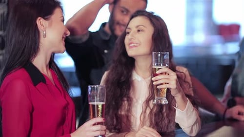 Petite amie lors d'une fête Friends Clink Glasses