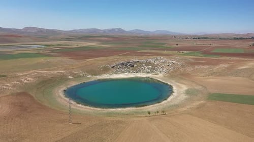 Vue aérienne des terres agricoles, du lac et des collines