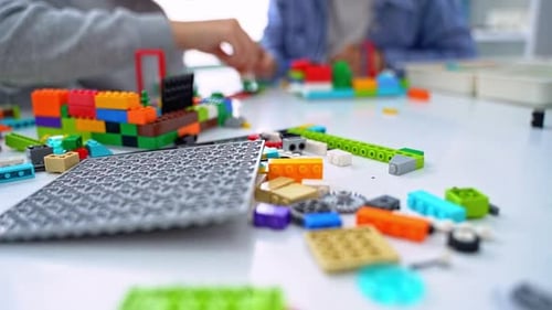 Cours de programmation robotique Les enfants construisent et codent des robots Enseignement des STEM à l'aide de blocs de construction