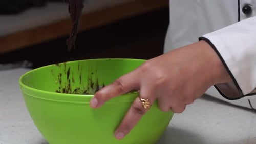 chef fouettant la pâte au chocolat Ralenti.
