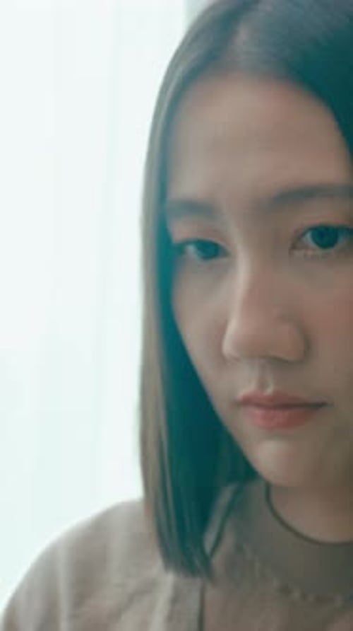 Une jeune femme asiatique indépendante dactylographiant écrit rapidement un bot IA Appli informatique, programme nomade au bureau.