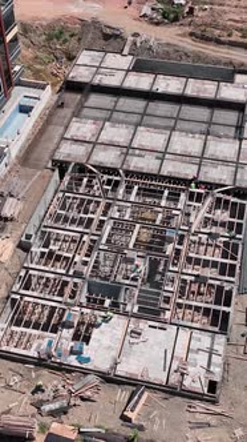 Vídeo vertical Construcción de viviendas de alta calidad en la costa mediterránea mientras los constructores se preparan para