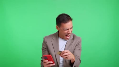 Un acheteur compulsif excité effectuant des achats en ligne sur son smartphone