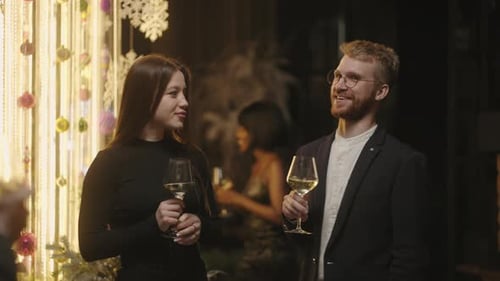 Feliz festa de Ano Novo Pessoas multiétnicas se divertem e bebem champanhe em restaurante decorado