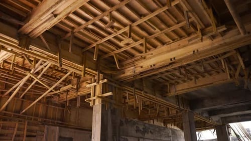 Andamios en el sitio de construcción Estructura de techo de madera de un edificio inacabado