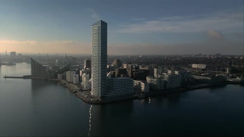 Luftaufnahme des Hafenstadtbildes vor bewölktem Sonnenuntergang