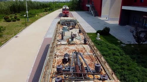 Survol d'une ancienne locomotive montrant son pantographe et son compartiment d'alimentation
