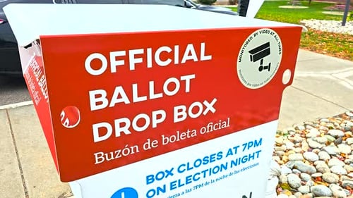 Urne postale sécurisée avec étiquette électorale bilingue fiable