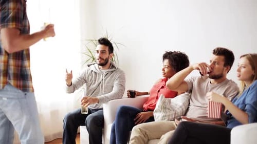 Concept d'amitié, de loisirs, de communication et de divertissement - Des amis heureux avec du pop-corn et