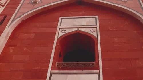 A tumba de Humayun em uma manhã nublada, de uma perspectiva única, foi tirada em Delhi, Índia.