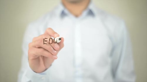 Mann zur Bildungsreform schreibt auf transparentem Bildschirm