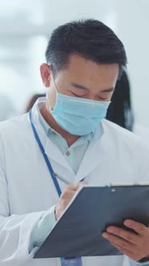 Cuarentena de coronavirus, trabajadores de la salud, terapeuta general, médico asiático chino en bata blanca