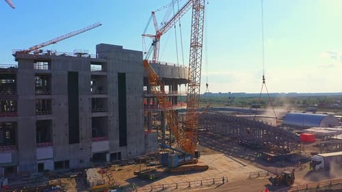Grúas y maquinaria operan en el sitio de construcción del estadio